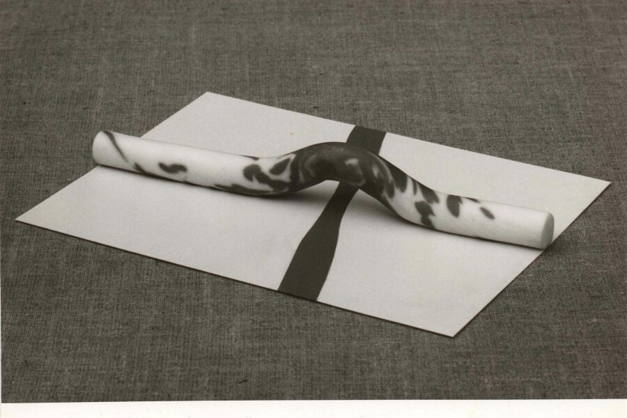 Václav Dosbaba, Geometrické míjení, 1991, modurit, uměla hmota, olej, 21,5x29,7 cm; foto: Němec